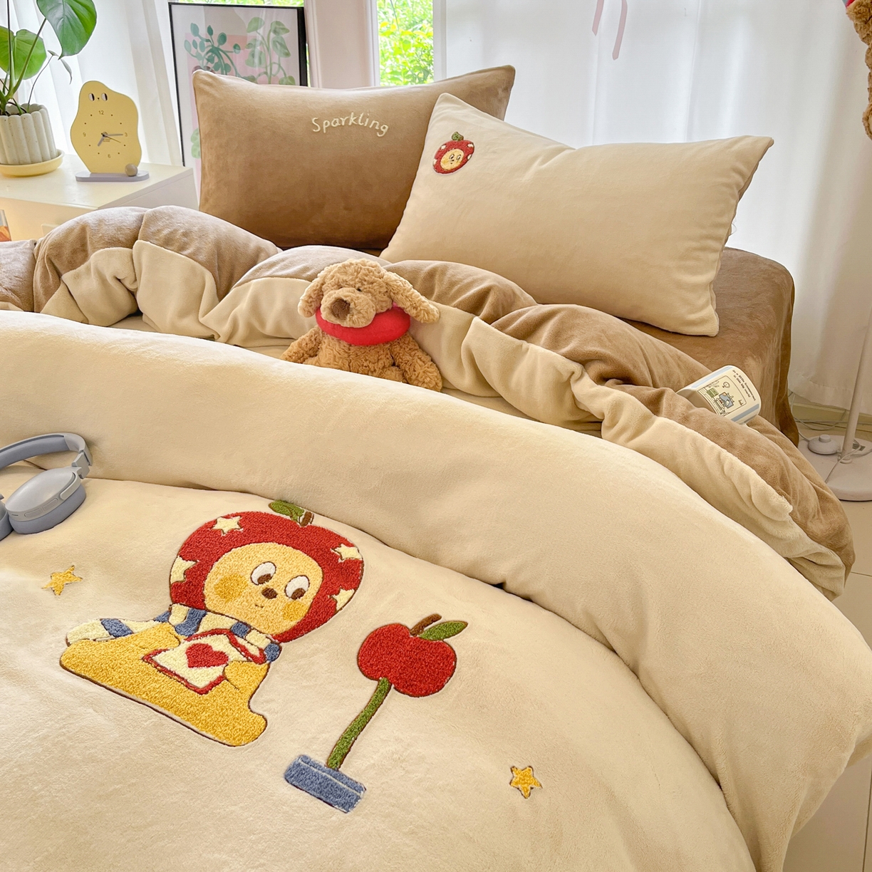 91家纺网 家纺一手货源 找家纺 如一 2025新款卡通毛巾绣系列牛奶绒四件套 星星苹果