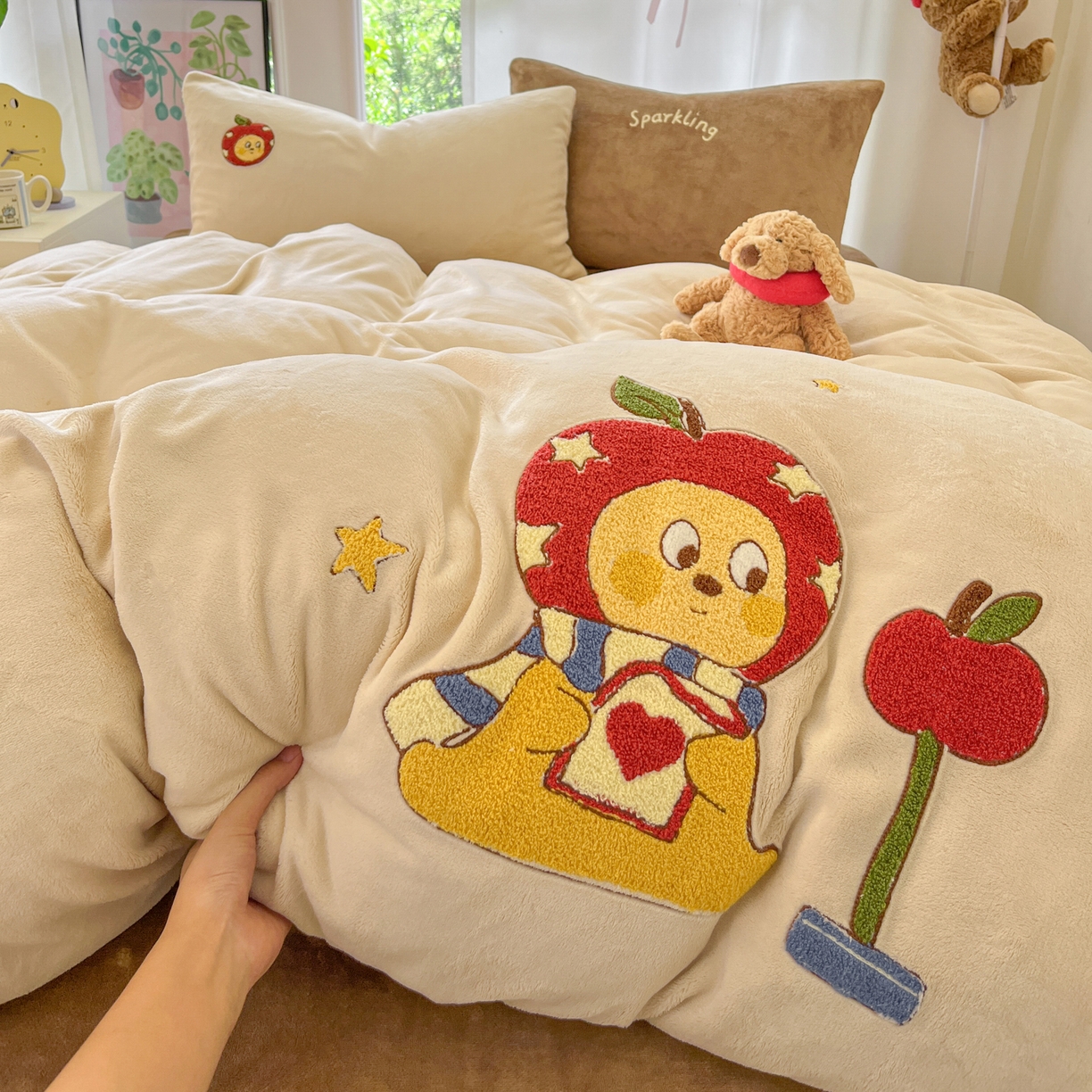 91家纺网 家纺一手货源 找家纺 如一 2025新款卡通毛巾绣系列牛奶绒四件套 星星苹果