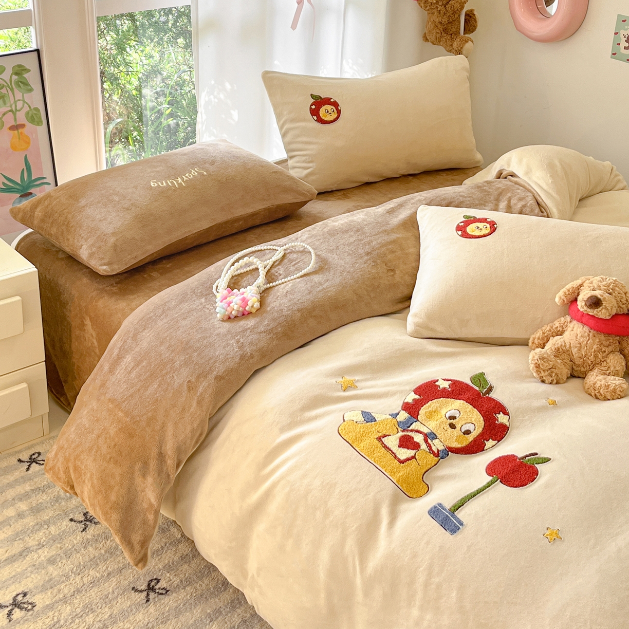 91家纺网 家纺一手货源 找家纺 如一 2025新款卡通毛巾绣系列牛奶绒四件套 星星苹果