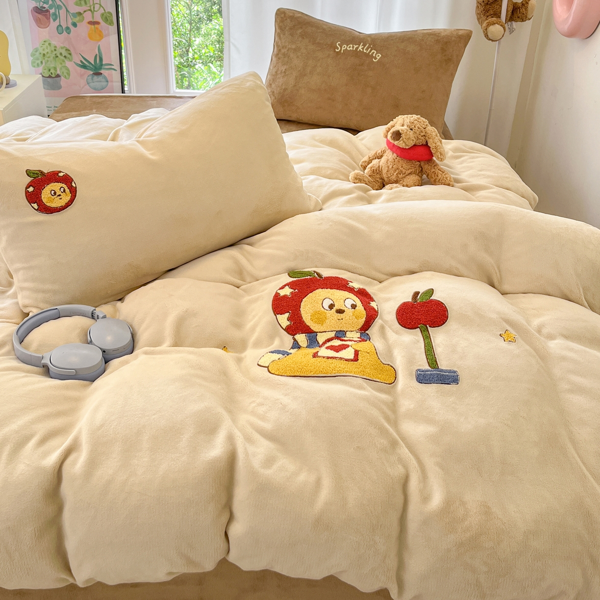 91家纺网 家纺一手货源 找家纺 如一 2025新款卡通毛巾绣系列牛奶绒四件套 星星苹果