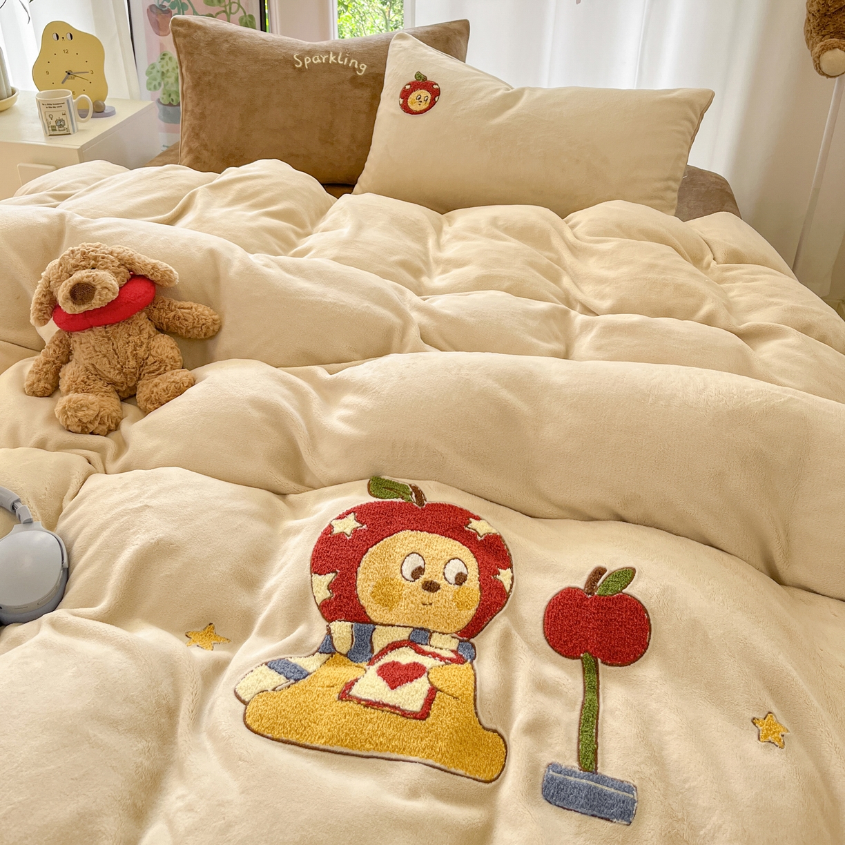 91家纺网 家纺一手货源 找家纺 如一 2025新款卡通毛巾绣系列牛奶绒四件套 星星苹果