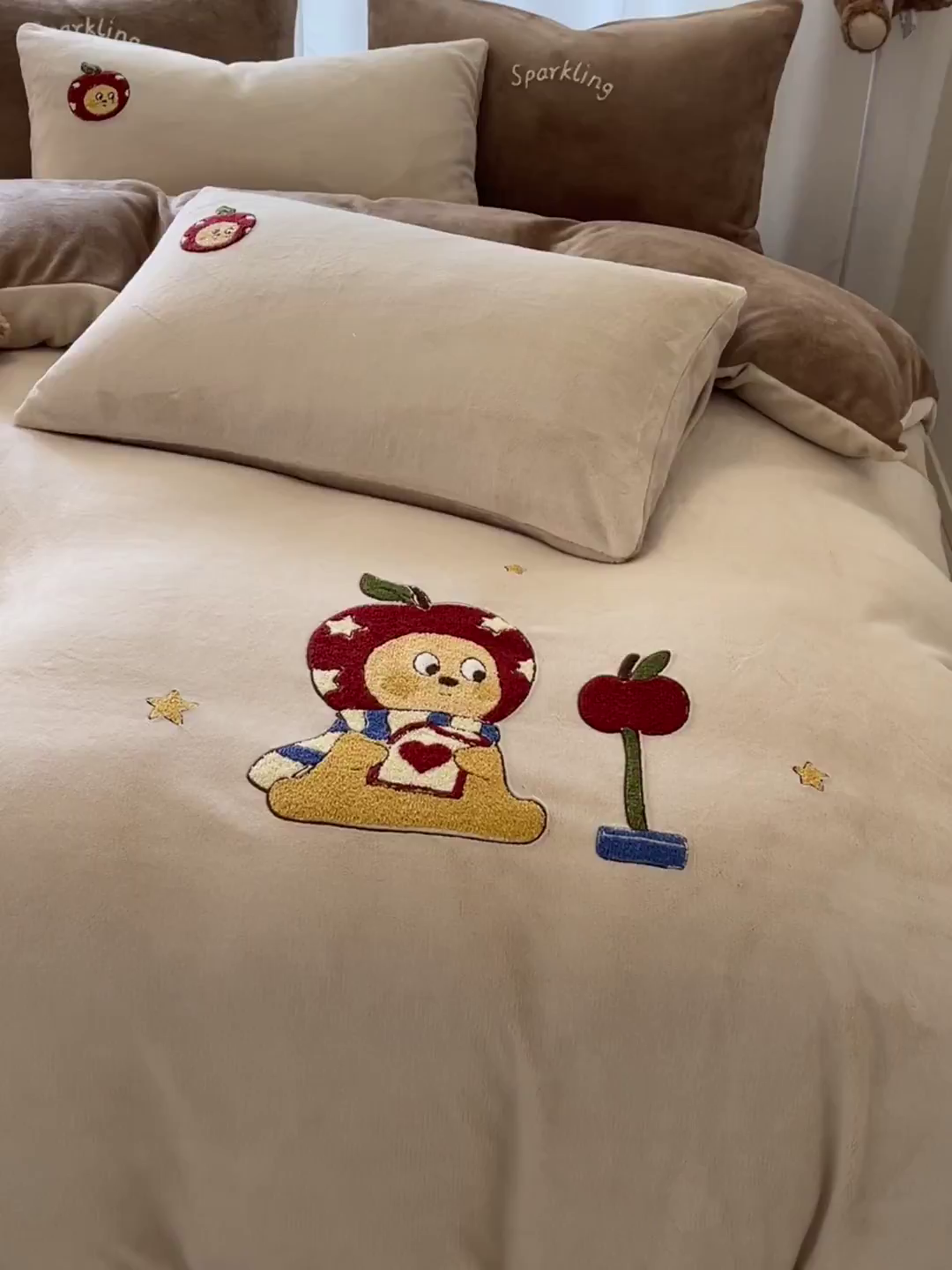 91家纺网 家纺一手货源 找家纺 如一 2025新款卡通毛巾绣系列牛奶绒四件套 星星苹果