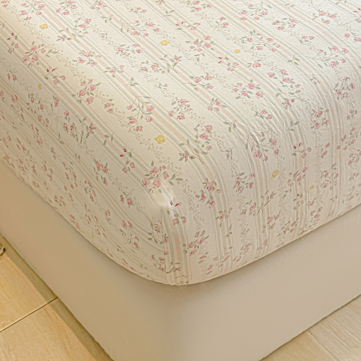 91家纺网 家纺一手货源 找家纺 多乐家纺 2025新款韩系花卉加厚舒柔棉印花单床笠 床笠三件套 秘境