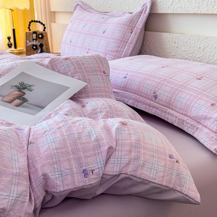 91家纺网 家纺一手货源 找家纺 可思家纺 2025新款小布袋时尚印花水洗棉四件套 雾禾年