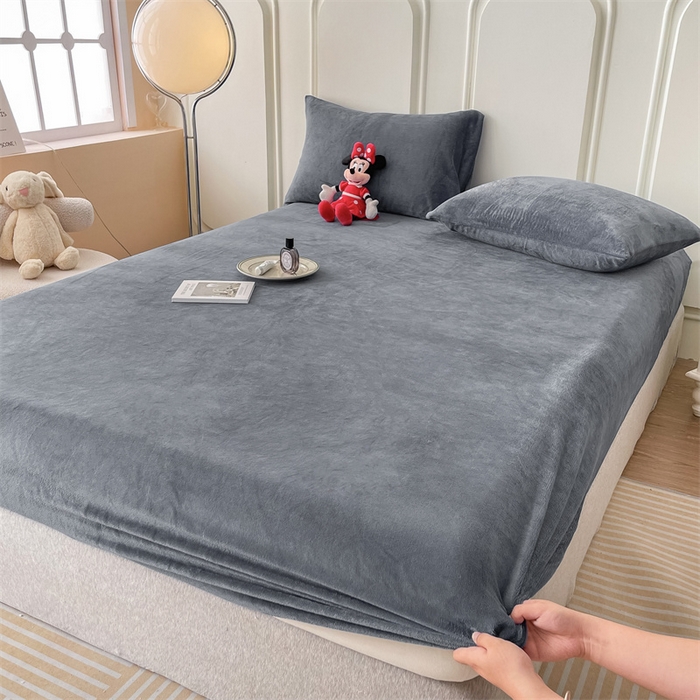 91家纺网 家纺一手货源 找家纺 莎臣豹 2025新款保暖牛奶绒加厚水晶绒纯色床笠可配三件套 水晶绒床笠时尚灰