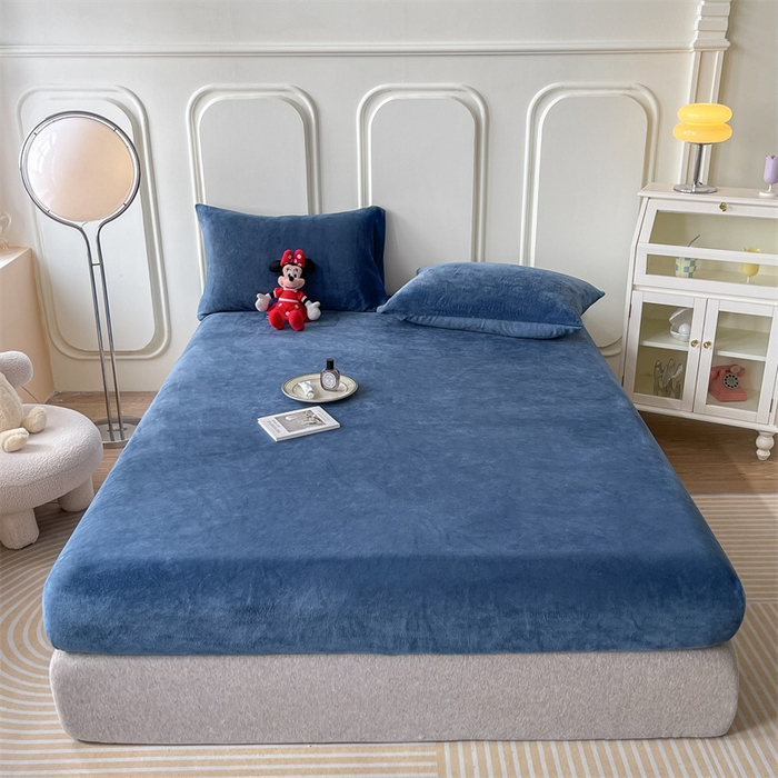 91家纺网 家纺一手货源 找家纺 莎臣豹 2025新款保暖牛奶绒加厚水晶绒纯色床笠可配三件套 水晶绒床笠宝蓝