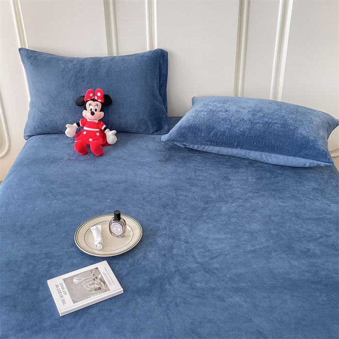 91家纺网 家纺一手货源 找家纺 莎臣豹 2025新款保暖牛奶绒加厚水晶绒纯色床笠可配三件套 水晶绒床笠宝蓝