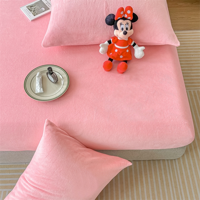 91家纺网 家纺一手货源 找家纺 莎臣豹 2025新款保暖牛奶绒加厚水晶绒纯色床笠可配三件套 水晶绒床笠公主粉