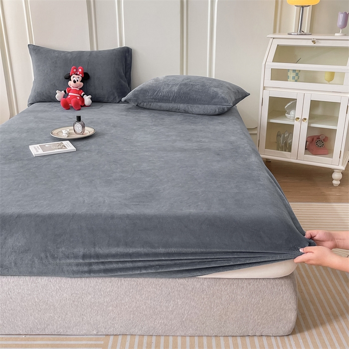 91家纺网 家纺一手货源 找家纺 莎臣豹 2025新款保暖牛奶绒加厚水晶绒纯色床笠可配三件套 水晶绒床笠时尚灰