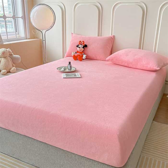 91家纺网 家纺一手货源 找家纺 莎臣豹 2025新款保暖牛奶绒加厚水晶绒纯色床笠可配三件套 水晶绒床笠公主粉