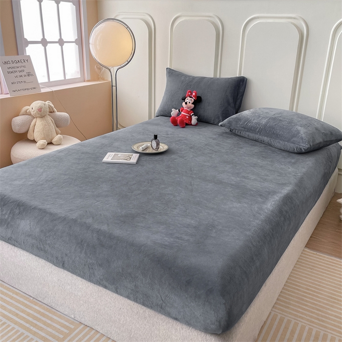 91家纺网 家纺一手货源 找家纺 莎臣豹 2025新款保暖牛奶绒加厚水晶绒纯色床笠可配三件套 水晶绒床笠时尚灰