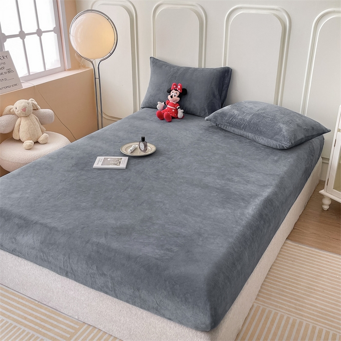 91家纺网 家纺一手货源 找家纺 莎臣豹 2025新款保暖牛奶绒加厚水晶绒纯色床笠可配三件套 水晶绒床笠时尚灰