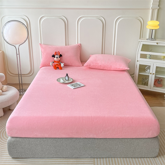 91家纺网 家纺一手货源 找家纺 莎臣豹 2025新款保暖牛奶绒加厚水晶绒纯色床笠可配三件套 水晶绒床笠公主粉