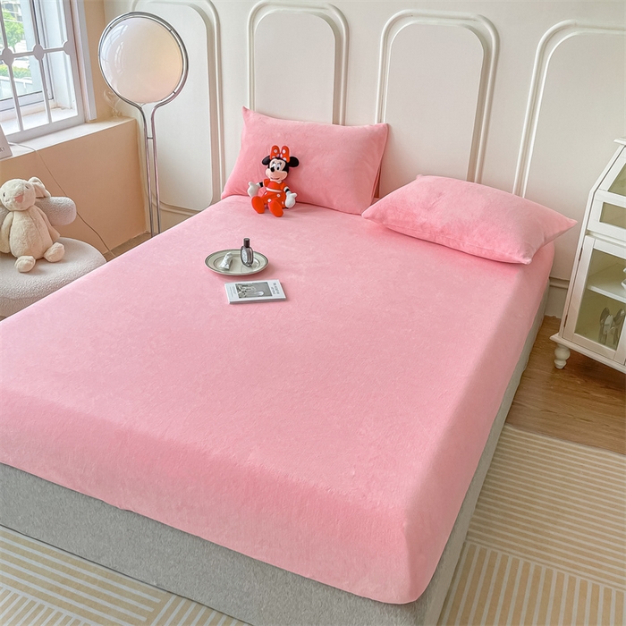 91家纺网 家纺一手货源 找家纺 莎臣豹 2025新款保暖牛奶绒加厚水晶绒纯色床笠可配三件套 水晶绒床笠公主粉