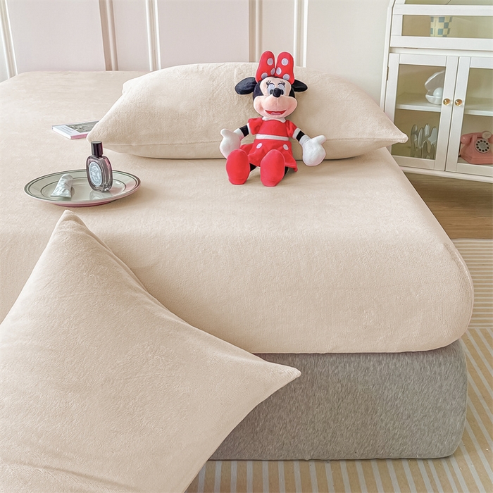 91家纺网 家纺一手货源 找家纺 莎臣豹 2025新款保暖牛奶绒加厚水晶绒纯色床笠可配三件套 水晶绒床笠米色