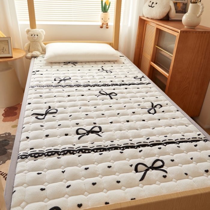 91家纺网 家纺一手货源 找家纺 元昊床垫 2025新款牛奶绒学生宿舍夹棉床垫直角防滑床垫 蝴蝶结