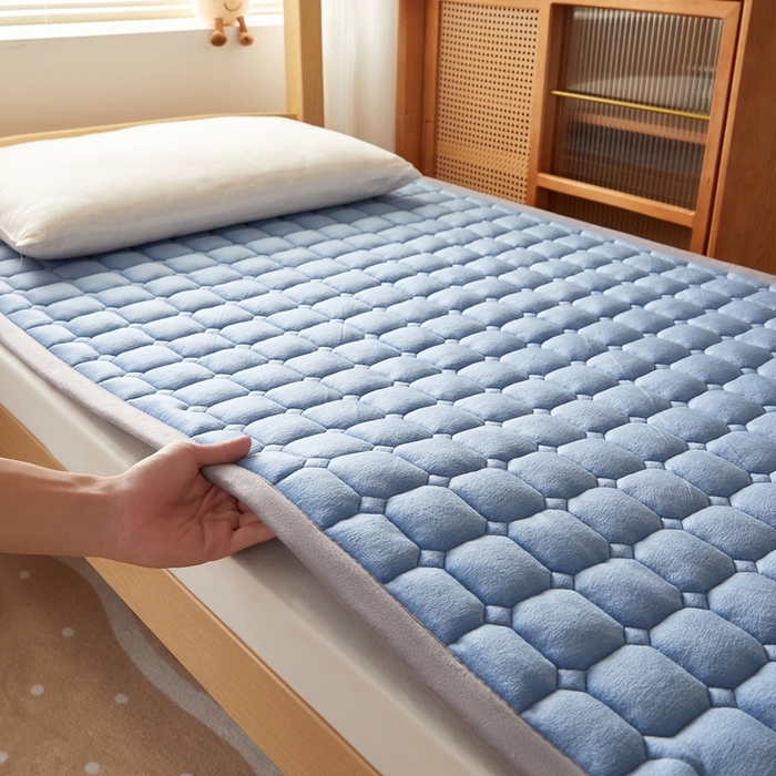 91家纺网 家纺一手货源 找家纺 元昊床垫 2025新款牛奶绒学生宿舍夹棉床垫直角防滑床垫 大自然-蓝