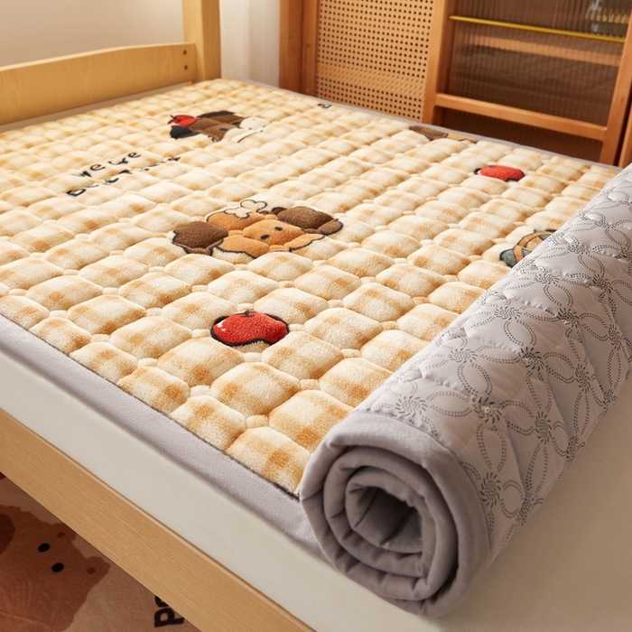 91家纺网 家纺一手货源 找家纺 元昊床垫 2025新款牛奶绒学生宿舍夹棉床垫直角防滑床垫 伙伴熊