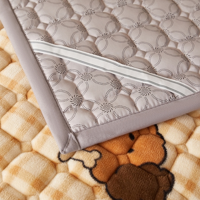 91家纺网 家纺一手货源 找家纺 元昊床垫 2025新款牛奶绒学生宿舍夹棉床垫直角防滑床垫 伙伴熊