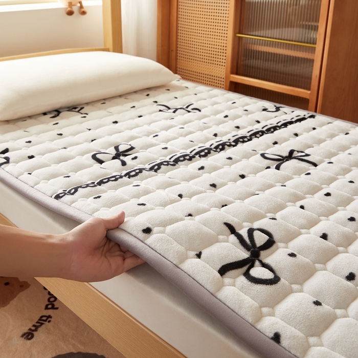 91家纺网 家纺一手货源 找家纺 元昊床垫 2025新款牛奶绒学生宿舍夹棉床垫直角防滑床垫 蝴蝶结