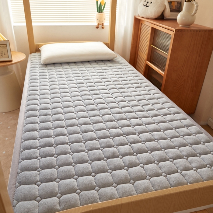91家纺网 家纺一手货源 找家纺 元昊床垫 2025新款牛奶绒学生宿舍夹棉床垫直角防滑床垫 大自然-灰