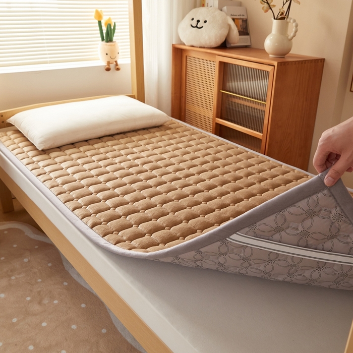91家纺网 家纺一手货源 找家纺 元昊床垫 2025新款牛奶绒学生宿舍夹棉床垫直角防滑床垫 高端-卡其