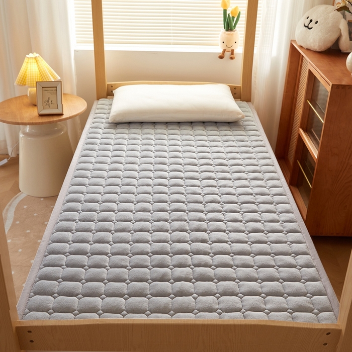 91家纺网 家纺一手货源 找家纺 元昊床垫 2025新款牛奶绒学生宿舍夹棉床垫直角防滑床垫 大自然-灰