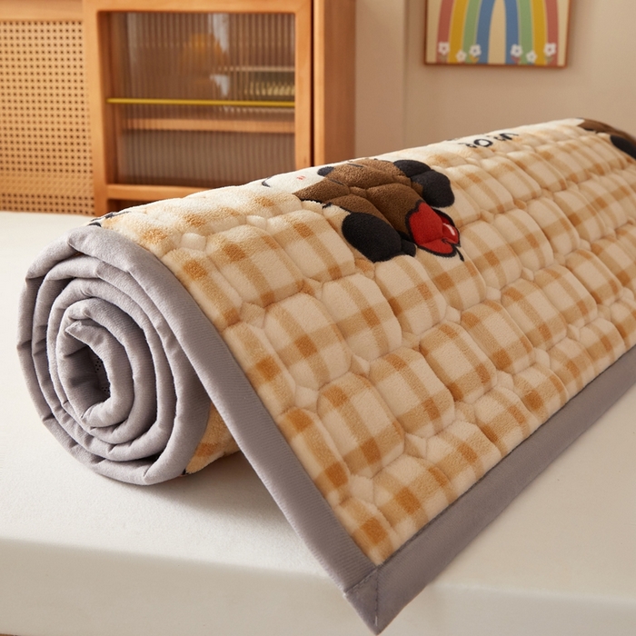 91家纺网 家纺一手货源 找家纺 元昊床垫 2025新款牛奶绒学生宿舍夹棉床垫直角防滑床垫 伙伴熊