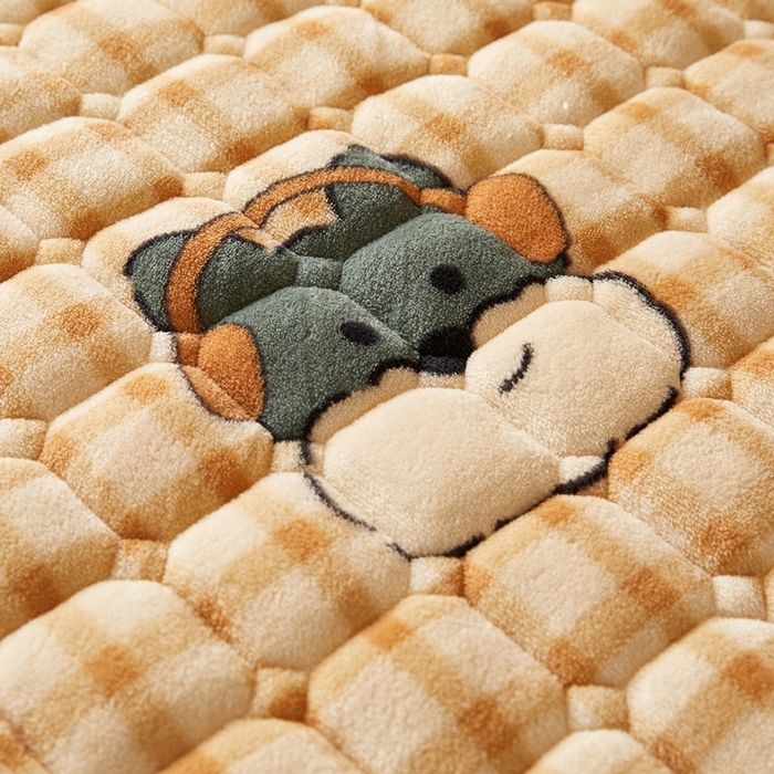 91家纺网 家纺一手货源 找家纺 元昊床垫 2025新款牛奶绒学生宿舍夹棉床垫直角防滑床垫 伙伴熊