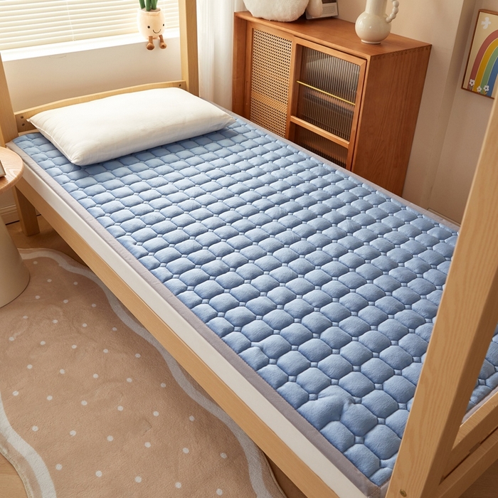 91家纺网 家纺一手货源 找家纺 元昊床垫 2025新款牛奶绒学生宿舍夹棉床垫直角防滑床垫 大自然-蓝