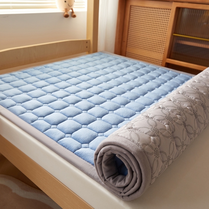 91家纺网 家纺一手货源 找家纺 元昊床垫 2025新款牛奶绒学生宿舍夹棉床垫直角防滑床垫 大自然-蓝