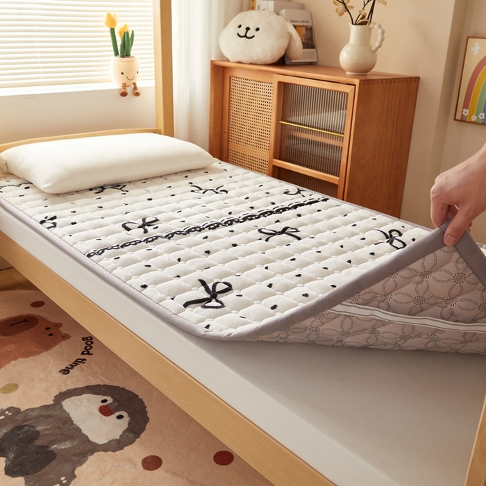 91家纺网 家纺一手货源 找家纺 元昊床垫 2025新款牛奶绒学生宿舍夹棉床垫直角防滑床垫 蝴蝶结