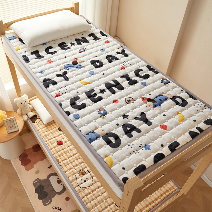 91家纺网 家纺一手货源 找家纺 元昊床垫 2025新款牛奶绒学生宿舍夹棉床垫直角防滑床垫 伙伴熊