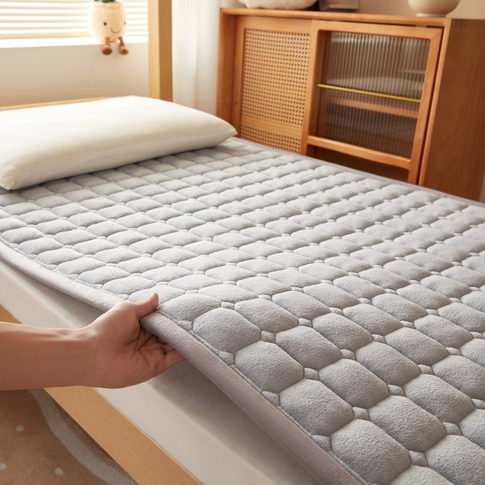 91家纺网 家纺一手货源 找家纺 元昊床垫 2025新款牛奶绒学生宿舍夹棉床垫直角防滑床垫 大自然-灰
