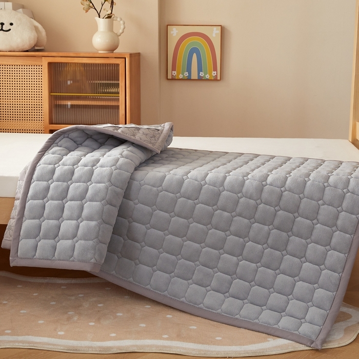 91家纺网 家纺一手货源 找家纺 元昊床垫 2025新款牛奶绒学生宿舍夹棉床垫直角防滑床垫 大自然-灰