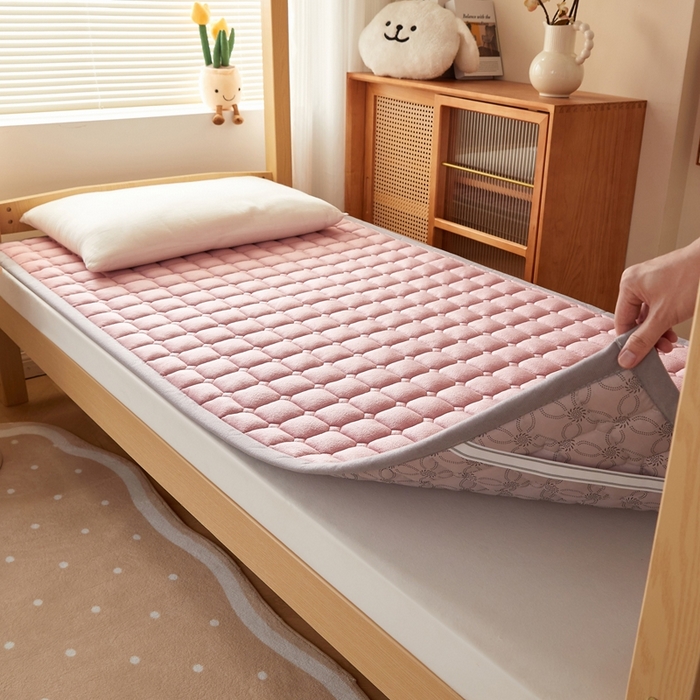 91家纺网 家纺一手货源 找家纺 元昊床垫 2025新款牛奶绒学生宿舍夹棉床垫直角防滑床垫 大自然-粉