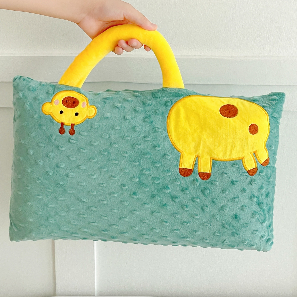 亦帆枕芯 2025新款豆豆绒儿童卡童手提枕头枕芯枕芯加枕套可拆洗 绿色长颈鹿-手提卡通枕头