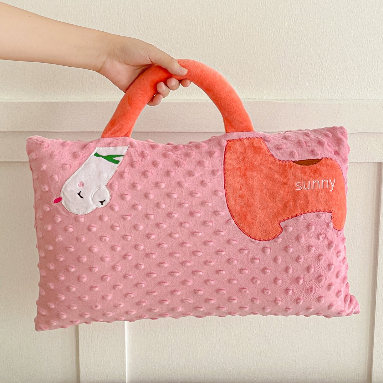 91家纺网 家纺一手货源 找家纺 亦帆枕芯 2025新款豆豆绒儿童卡童手提枕头枕芯枕芯加枕套可拆洗 粉色天鹅-手提卡通枕头