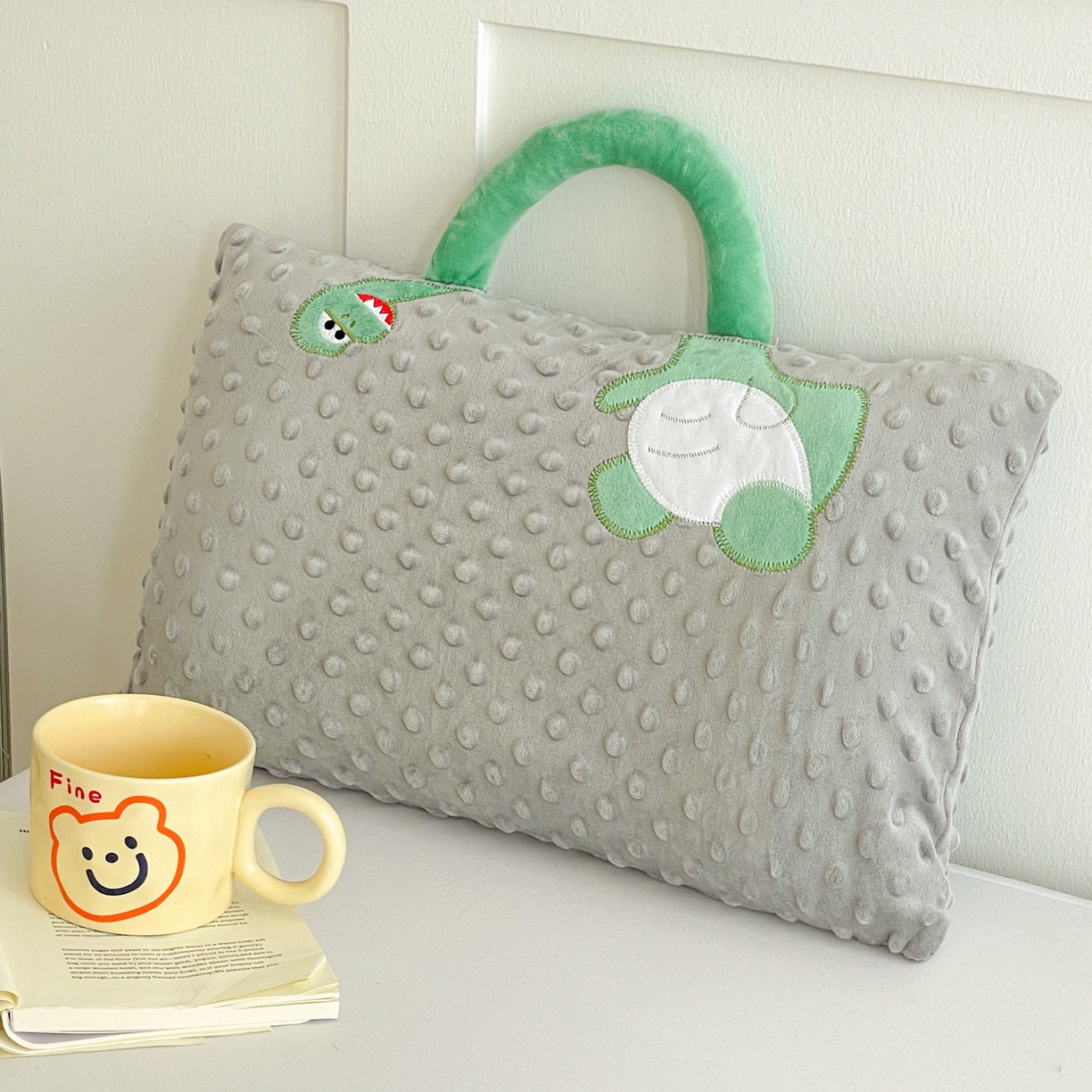 91家纺网 家纺一手货源 找家纺 亦帆枕芯 2025新款豆豆绒儿童卡童手提枕头枕芯枕芯加枕套可拆洗 灰色恐龙-手提卡通枕头