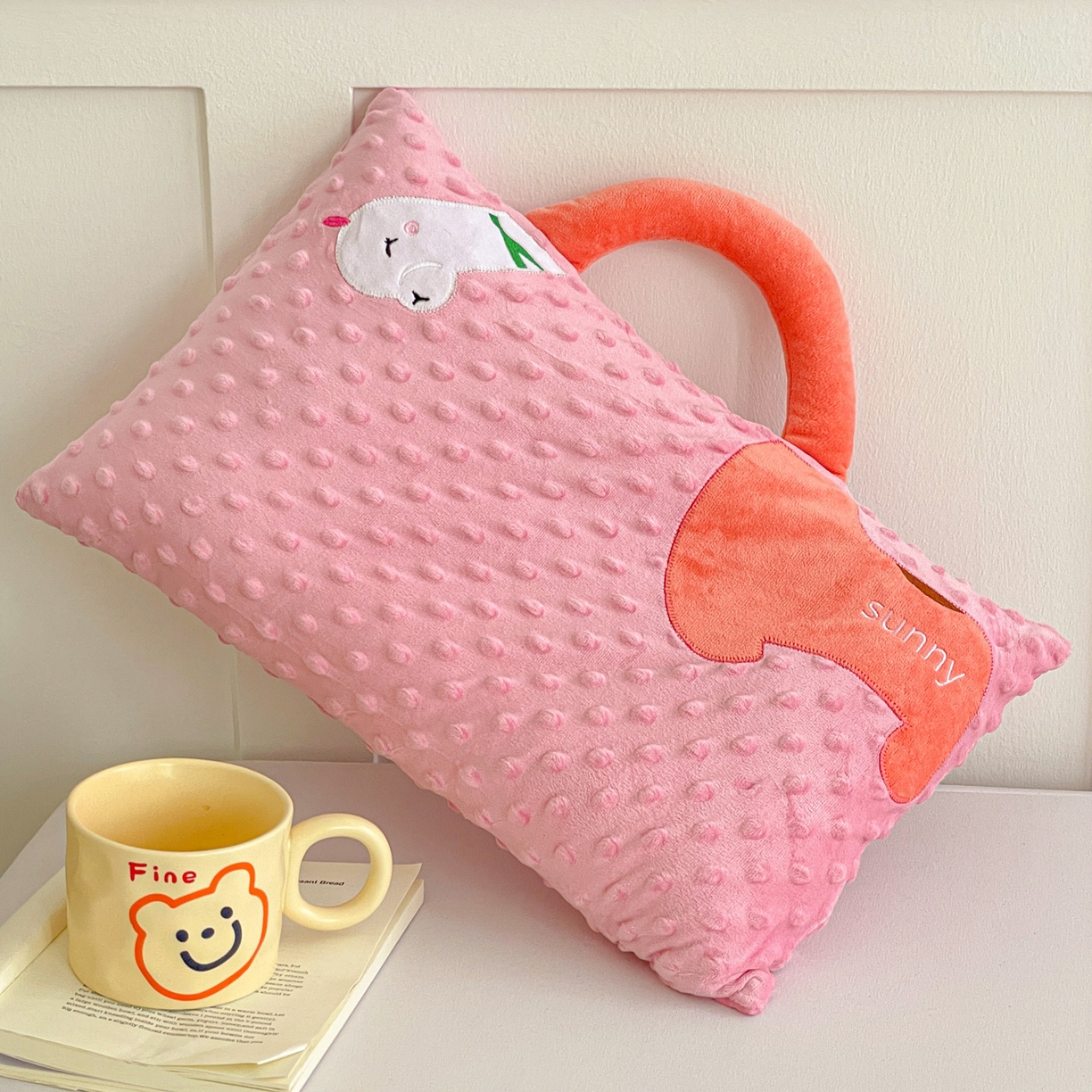 91家纺网 家纺一手货源 找家纺 亦帆枕芯 2025新款豆豆绒儿童卡童手提枕头枕芯枕芯加枕套可拆洗 粉色天鹅-手提卡通枕头