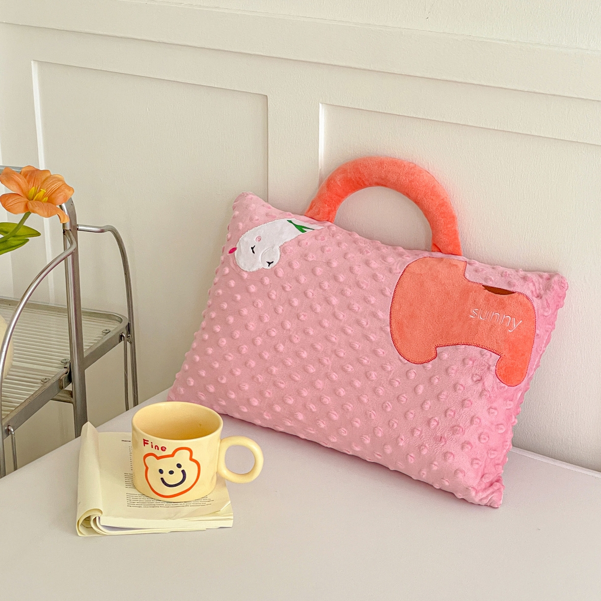 91家纺网 家纺一手货源 找家纺 亦帆枕芯 2025新款豆豆绒儿童卡童手提枕头枕芯枕芯加枕套可拆洗 粉色天鹅-手提卡通枕头