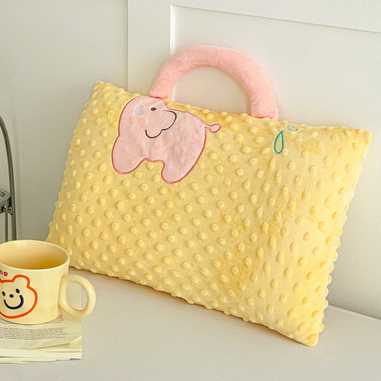 91家纺网 家纺一手货源 找家纺 亦帆枕芯 2025新款豆豆绒儿童卡童手提枕头枕芯枕芯加枕套可拆洗 黄色大象-手提卡通枕头