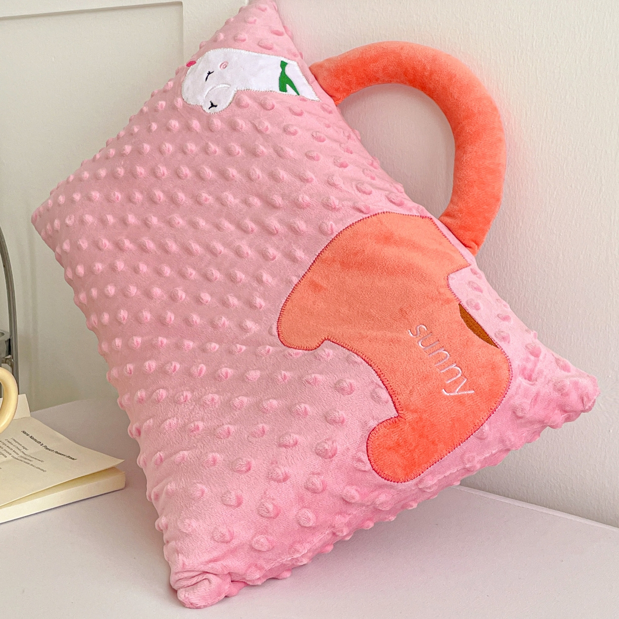 91家纺网 家纺一手货源 找家纺 亦帆枕芯 2025新款豆豆绒儿童卡童手提枕头枕芯枕芯加枕套可拆洗 粉色天鹅-手提卡通枕头