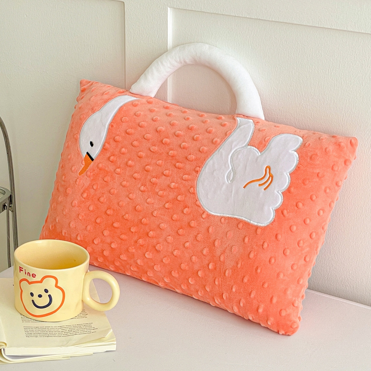 91家纺网 家纺一手货源 找家纺 亦帆枕芯 2025新款豆豆绒儿童卡童手提枕头枕芯枕芯加枕套可拆洗 豆沙天鹅-手提卡通枕头