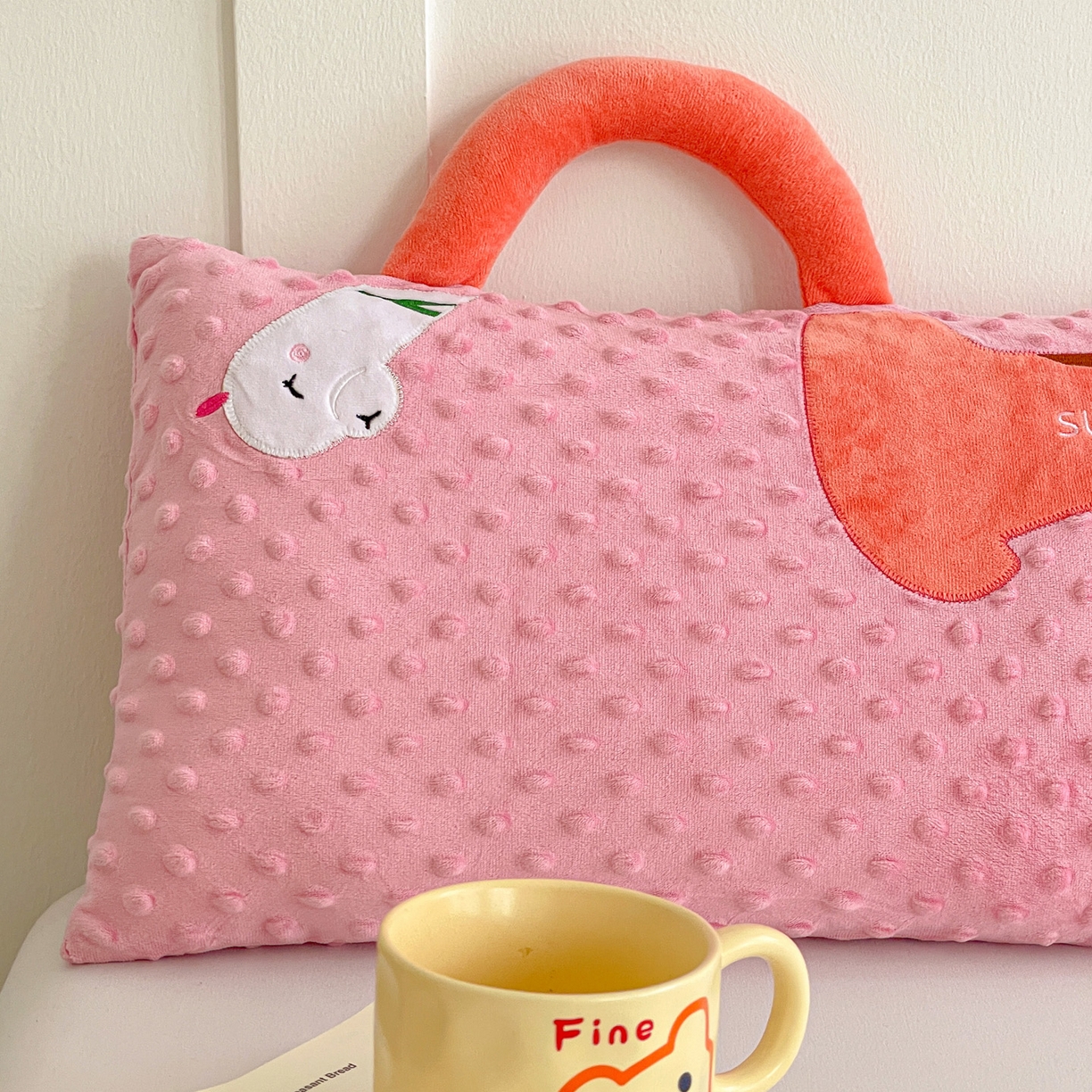 91家纺网 家纺一手货源 找家纺 亦帆枕芯 2025新款豆豆绒儿童卡童手提枕头枕芯枕芯加枕套可拆洗 粉色天鹅-手提卡通枕头