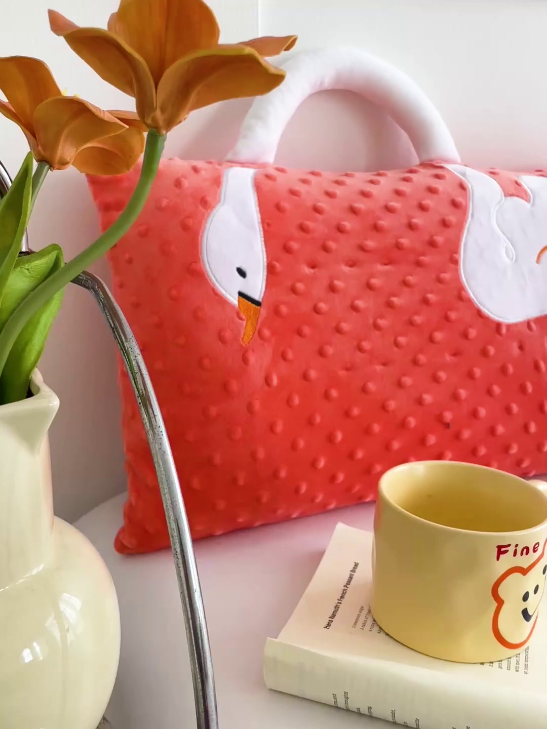 91家纺网 家纺一手货源 找家纺 亦帆枕芯 2025新款豆豆绒儿童卡童手提枕头枕芯枕芯加枕套可拆洗 豆沙天鹅-手提卡通枕头