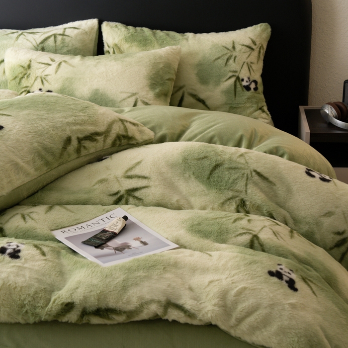 91家纺网 家纺一手货源 找家纺 梦纤绒 2025新款兔毛绒四件套 熊猫啃竹叶