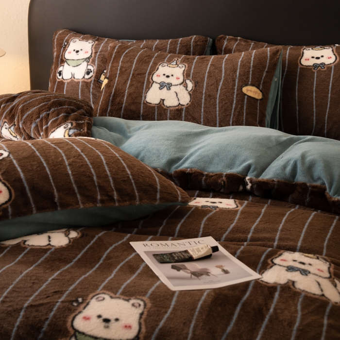 91家纺网 家纺一手货源 找家纺 梦纤绒 2025新款兔毛绒四件套 条纹小熊咖