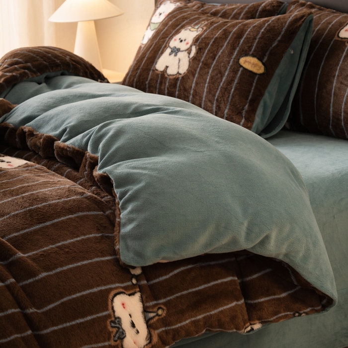 91家纺网 家纺一手货源 找家纺 梦纤绒 2025新款兔毛绒四件套 条纹小熊咖