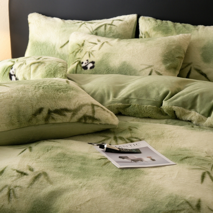 91家纺网 家纺一手货源 找家纺 梦纤绒 2025新款兔毛绒四件套 熊猫啃竹叶